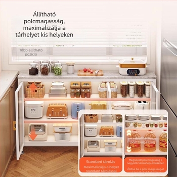 Keskeny konyhai tárolópolc világos paneles ajtókkal és ultratag oldalsó szekrénnyel