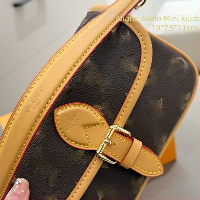 Kiváló minőségű 2025-ös mini bagett táska monogramos mintával, trendi kis négyszögletes forma, vállon és crossbody viselhető
