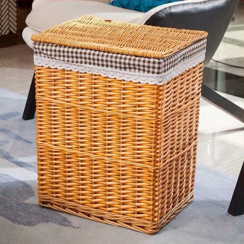 Otthoni használatra készült rattan mosókosár fedővel