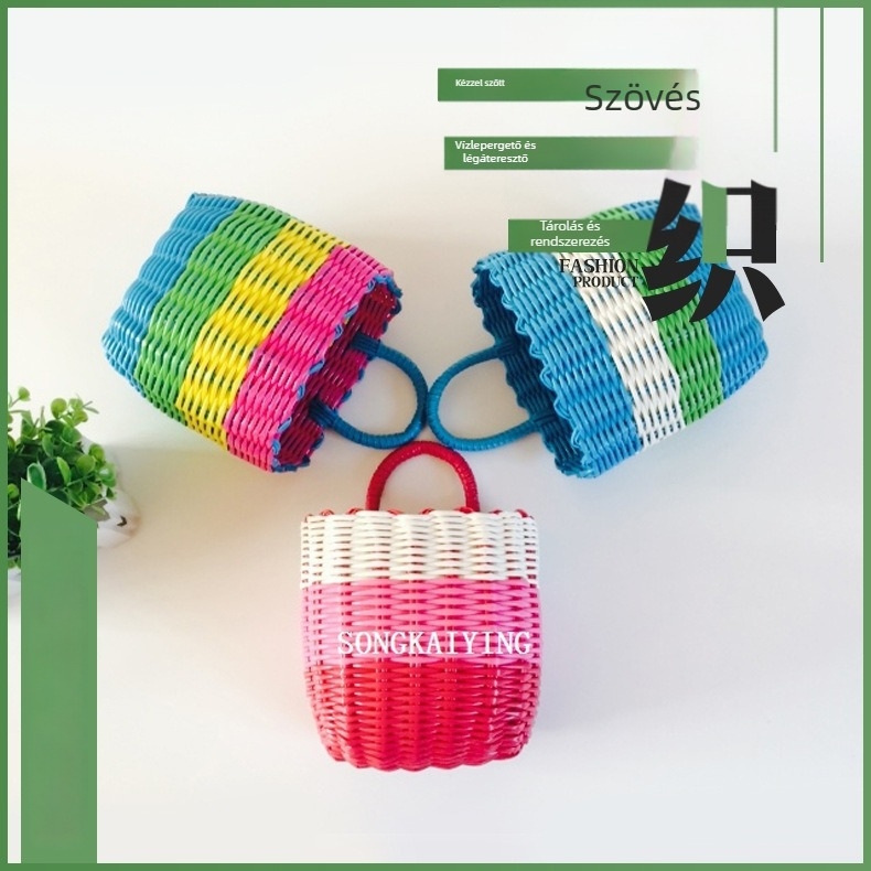 Műanyagból készült, rattan imitációjú fonott kis lógatható kosár egy fogantyúval – tárolókosár, virágtartó kosár, fürdőkosár