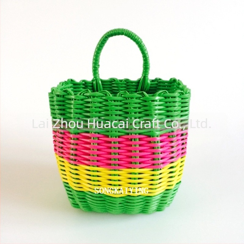 Műanyagból készült, rattan imitációjú fonott kis lógatható kosár egy fogantyúval – tárolókosár, virágtartó kosár, fürdőkosár