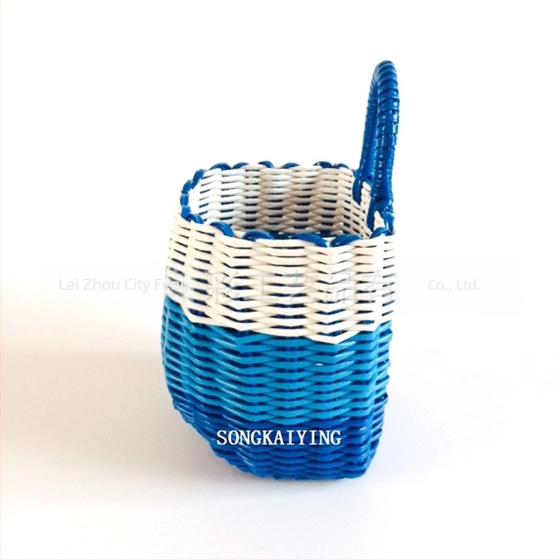 Műanyagból készült, rattan imitációjú fonott kis lógatható kosár egy fogantyúval – tárolókosár, virágtartó kosár, fürdőkosár