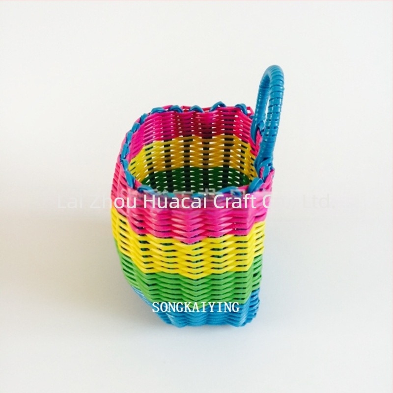 Műanyagból készült, rattan imitációjú fonott kis lógatható kosár egy fogantyúval – tárolókosár, virágtartó kosár, fürdőkosár