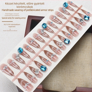 Kézzel készített viselhető műköröm tippek cat-eye kristályokkal és luxus érzetével, csillagos ég mintázat
