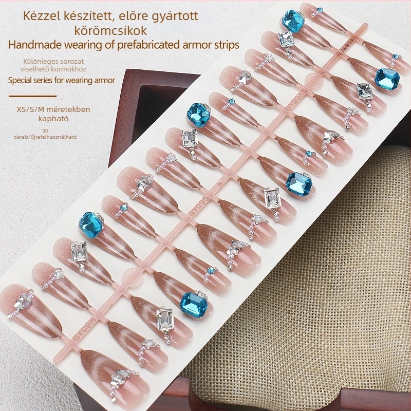 Kézzel készített viselhető műköröm tippek cat-eye kristályokkal és luxus érzetével, csillagos ég mintázat