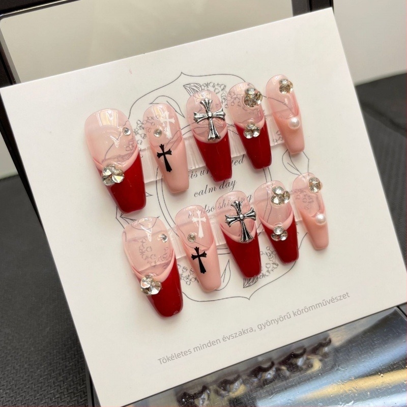 Kézzel készített felhelyezhető körmök, piros Croco Heart Cross mintával, ultra vékony nyom nélkül, luxus manikűr pillangó mintával