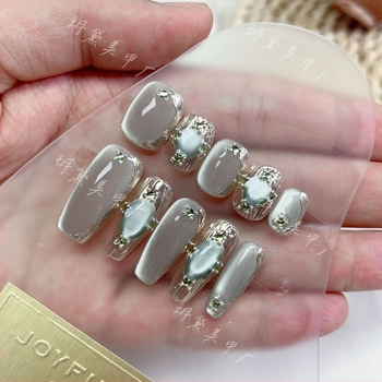 Kézzel készített körömdíszítő matrica Cat-Eye effektussal, oldalsó fényes kövekkel – nyári elegáns megjelenéshez