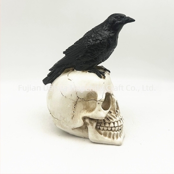 Halloweenre készült gyanta dekoráció: hollókoponya kerti dísz