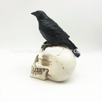Halloweenre készült gyanta dekoráció: hollókoponya kerti dísz