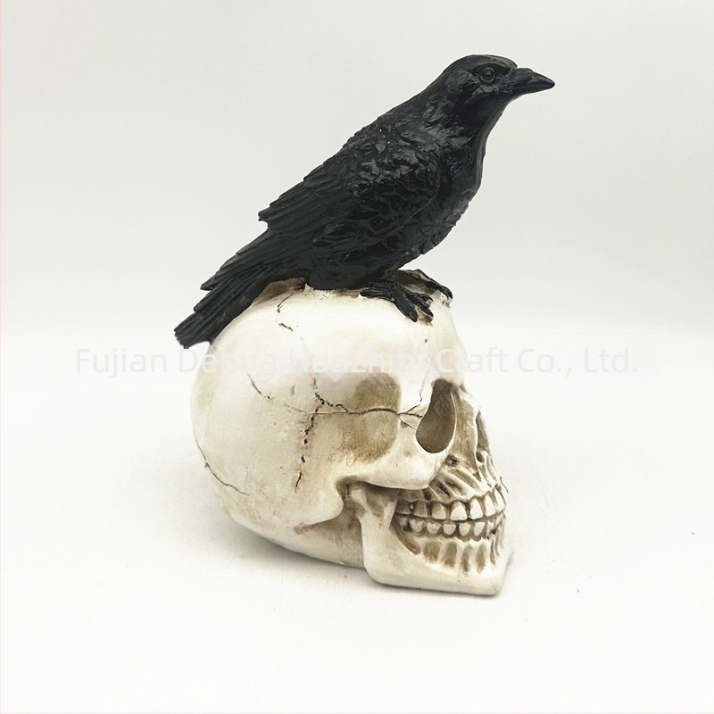 Halloweenre készült gyanta dekoráció: hollókoponya kerti dísz