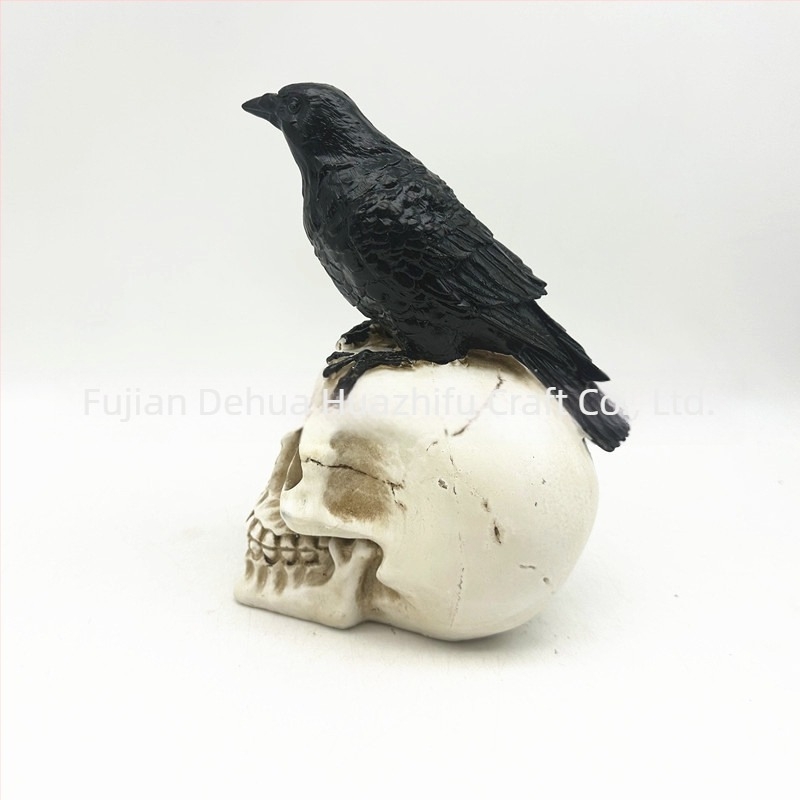 Halloweenre készült gyanta dekoráció: hollókoponya kerti dísz