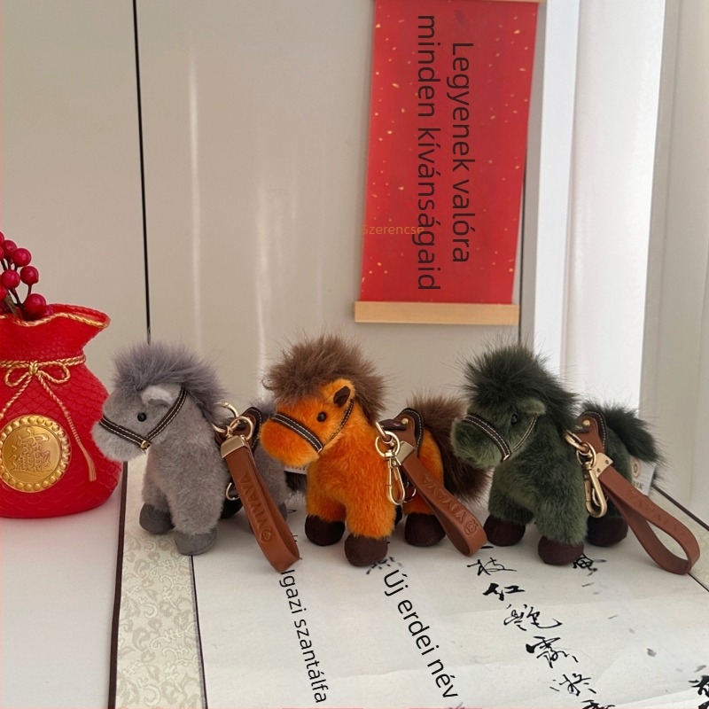 Valódi aranyos plüss ló talizmán a Ló évére, nyolc ló zodiákus motívummal, medállal és kulcstartóval, ajándék