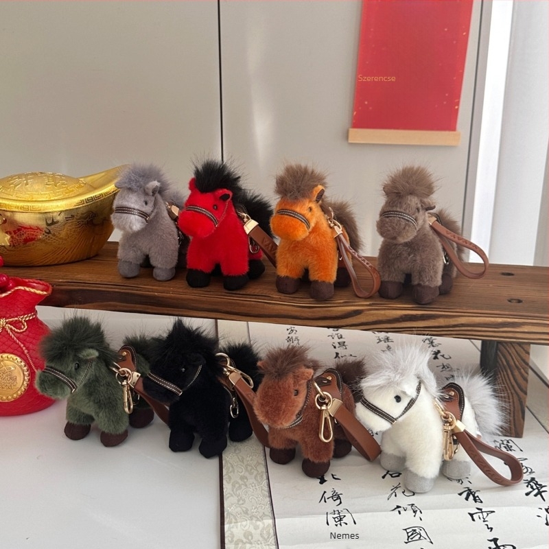 Valódi aranyos plüss ló talizmán a Ló évére, nyolc ló zodiákus motívummal, medállal és kulcstartóval, ajándék
