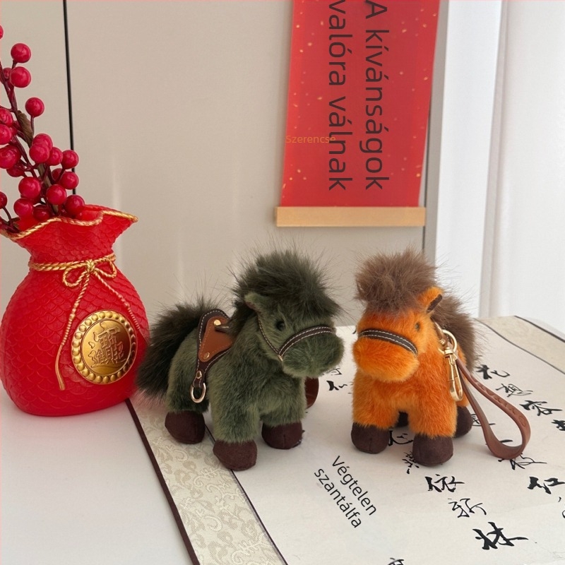 Valódi aranyos plüss ló talizmán a Ló évére, nyolc ló zodiákus motívummal, medállal és kulcstartóval, ajándék