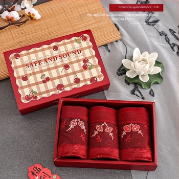 Lélegző, selymes satin csipkével készült magas derekú női bugyi, hímzett szerencse jel a születési évhez, ünnepi piros színű fehérnemű díszdobozban