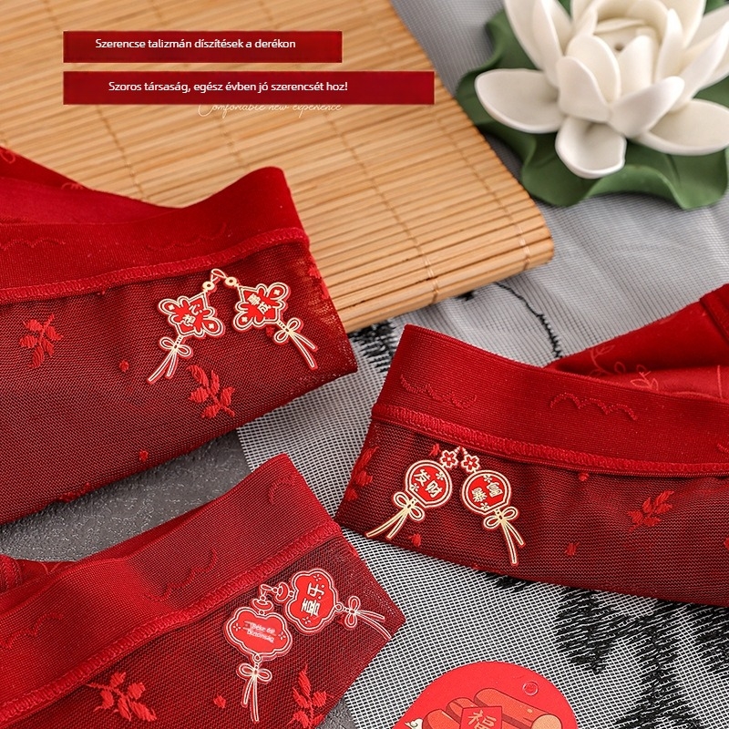 Lélegző, selymes satin csipkével készült magas derekú női bugyi, hímzett szerencse jel a születési évhez, ünnepi piros színű fehérnemű díszdobozban