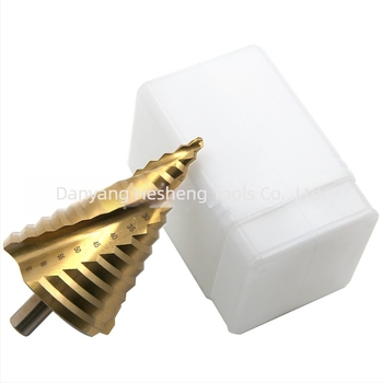 Pagoda típusú nagy méretű fúró, 6–65 mm, titánbevonatos lépésfúró, háromszög alakú szár, spirálcsatornák, többfunkciós fúró