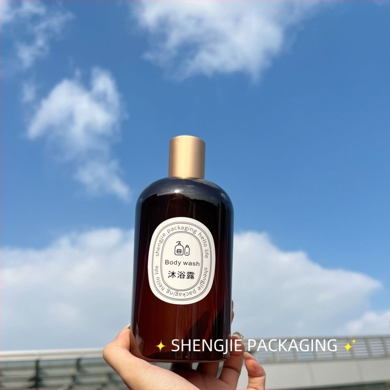 Karamellbarna átlátszó kozmetikai flakon 200 ml arany kupakkal