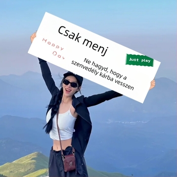 Kültéri kempinghez készült, kézben tartott kis zászló — trendi, hangulatos fotórekvizit utazásokhoz, csapatépítéshez, túrákhoz és tengerparti fotózáshoz