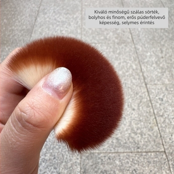 Mini lapos fejű púder ecset, puha szintetikus szálakkal, fémgyűrűvel és fa nyele