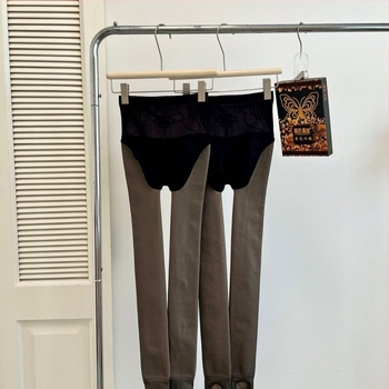 Nylonból készült, fleece belsővel ellátott női leggings – hasformázó és farizmok emelése, fekete fényes felülettel