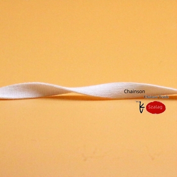 Merceriszált pamut kötött övcsík, rugalmas, 1–4 cm szélesség, fekete-fehér.
