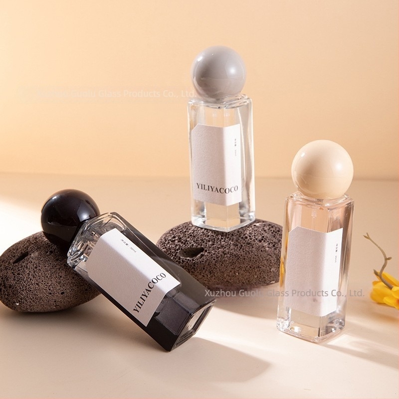 Négyszögletes parfümös üveg, 50 ml, vastag aljú, átlátszó üveg, pumpás szórófej, üres kozmetikai üveg