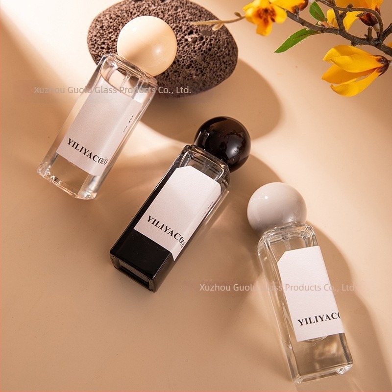 Négyszögletes parfümös üveg, 50 ml, vastag aljú, átlátszó üveg, pumpás szórófej, üres kozmetikai üveg