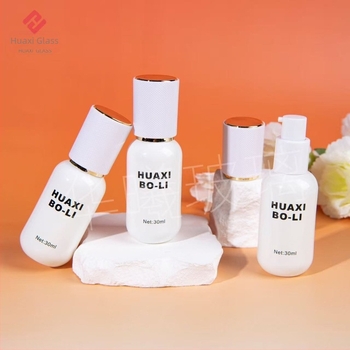 30 ml-es kozmetikai üveg pumpával, négyzet alakú