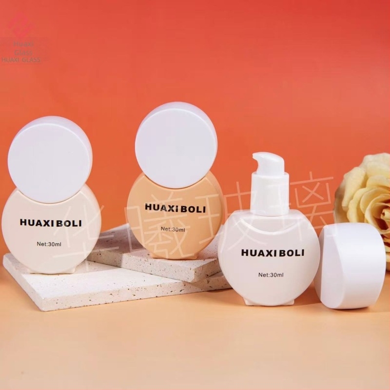 30 ml-es kozmetikai üveg pumpával, négyzet alakú
