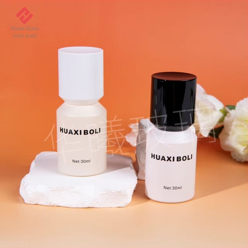 30 ml-es kozmetikai üveg pumpával, négyzet alakú