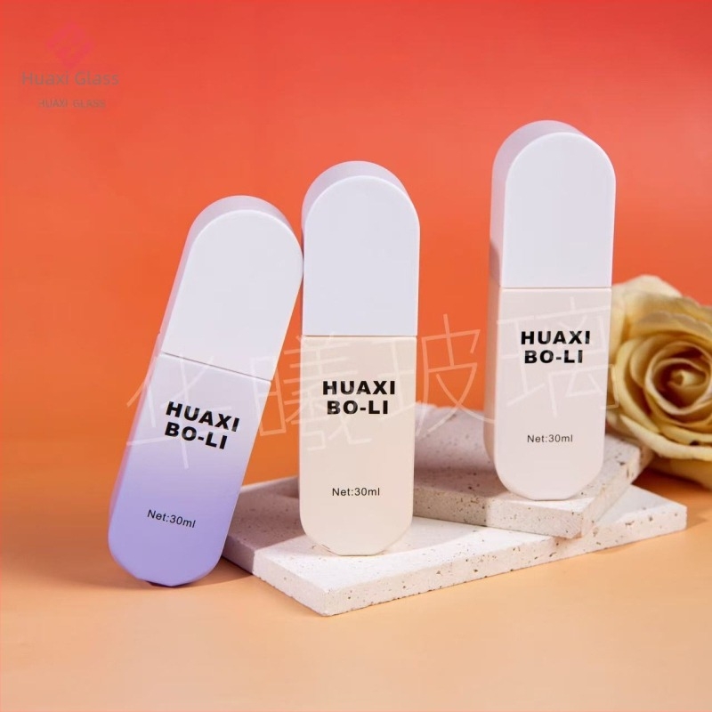 30 ml-es kozmetikai üveg pumpával, négyzet alakú