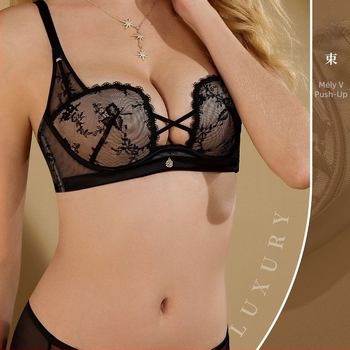 8623 Francia stílusú csipkés melltartó kis mérethez, push-up, kagyló alakú kosarak, puha merevítő, keresztezett vállpántok, emelő hatás