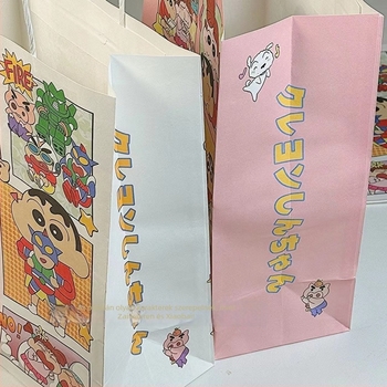 Nagy kraftpapír ajándéktáska aranyos manga-stílusú dizájnnal, kézben vihető
