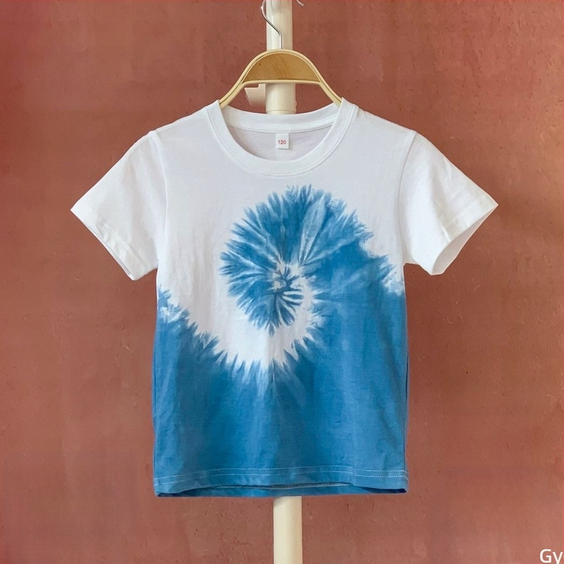 Dali kézzel készített tie-dye etnikai stílusú gyerekpóló, rövid ujjú, 100% finomított pamut, kék festék, nyár
