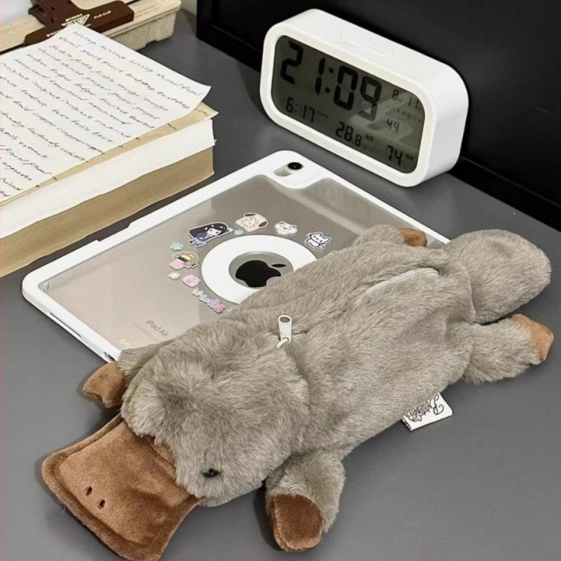 Rajzolt plüss platypus tolltartó, puha és aranyos irodai kiegészítő