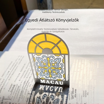 Átlátszó fém könyvjelző és hűtőmágnes színes, áttetsző ablak mintával – emlék diplomaosztóra és beiratkozásra