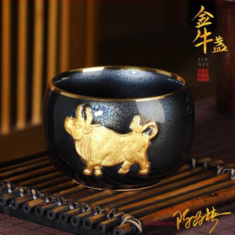Tianmu stílusú porcelán teáscsésze aranyozott bikmotívummal, nagy méret