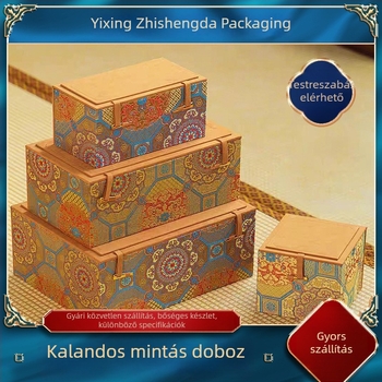 Lila agyagból készült teáskészlet kerámiás fedéllel ellátott tálalóval, brokát díszítésű ajándékdobozban és tároló doboz.