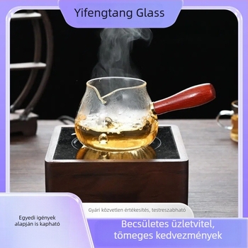 Gongfu teáskészlet hőálló boroszilikát üvegből, oldalsó fa fogantyúval; tartalmaz teás kancsót és egyenlő porciókhoz használható poharat.