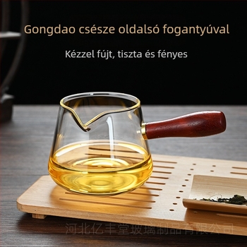 Gongfu teáskészlet hőálló boroszilikát üvegből, oldalsó fa fogantyúval; tartalmaz teás kancsót és egyenlő porciókhoz használható poharat.