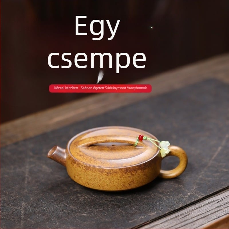 Kézzel készített lila agyag teáskanna, egy darab agyagból, hagyományos mesterség