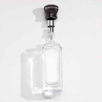 100 ml-es üveg parfüm-újratöltő, ferde vállú, nyomógombos permetezővel, utazáshoz