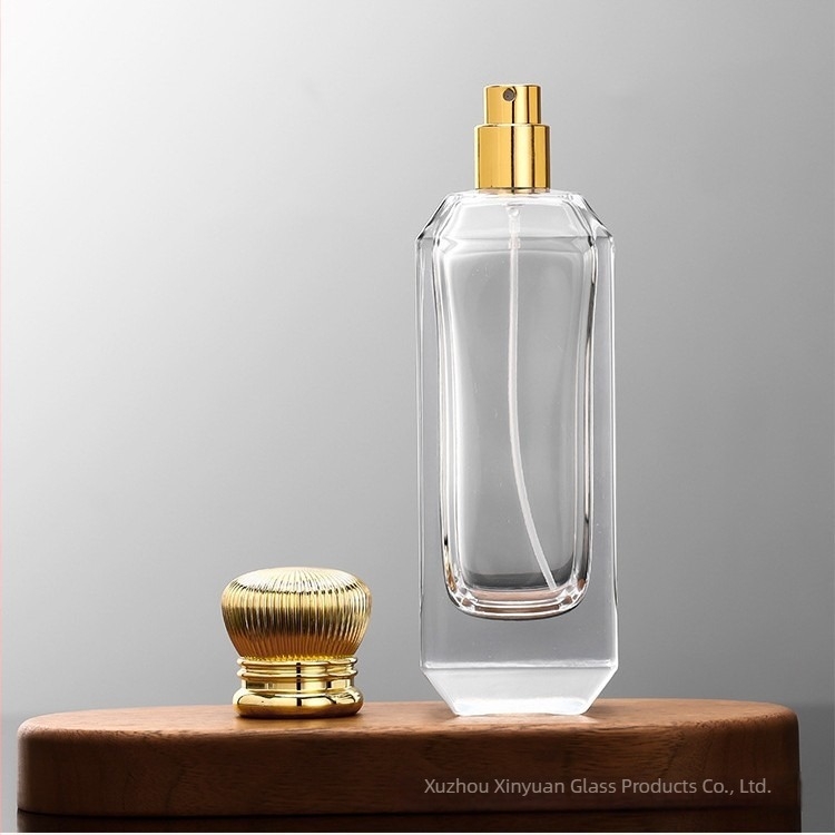 100 ml-es üveg parfüm-újratöltő, ferde vállú, nyomógombos permetezővel, utazáshoz
