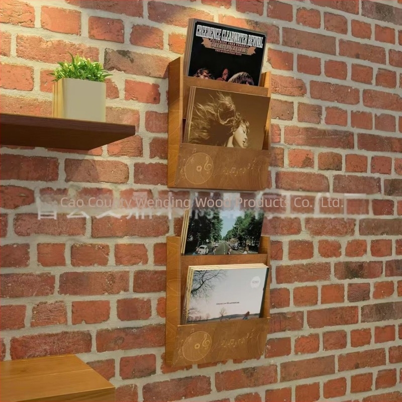 Fából készített, falra szerelhető, kétszintes polc albumokkal és magazinokkal, vinil lemezek tárolására a nappaliban
