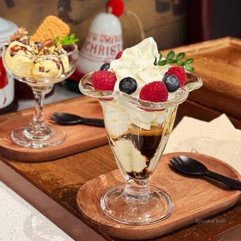 Üvegből készült desszert pohár kanállal — fagylalt, milkshake és puding számára, szabálytalan forma, egyszínű, hőálló