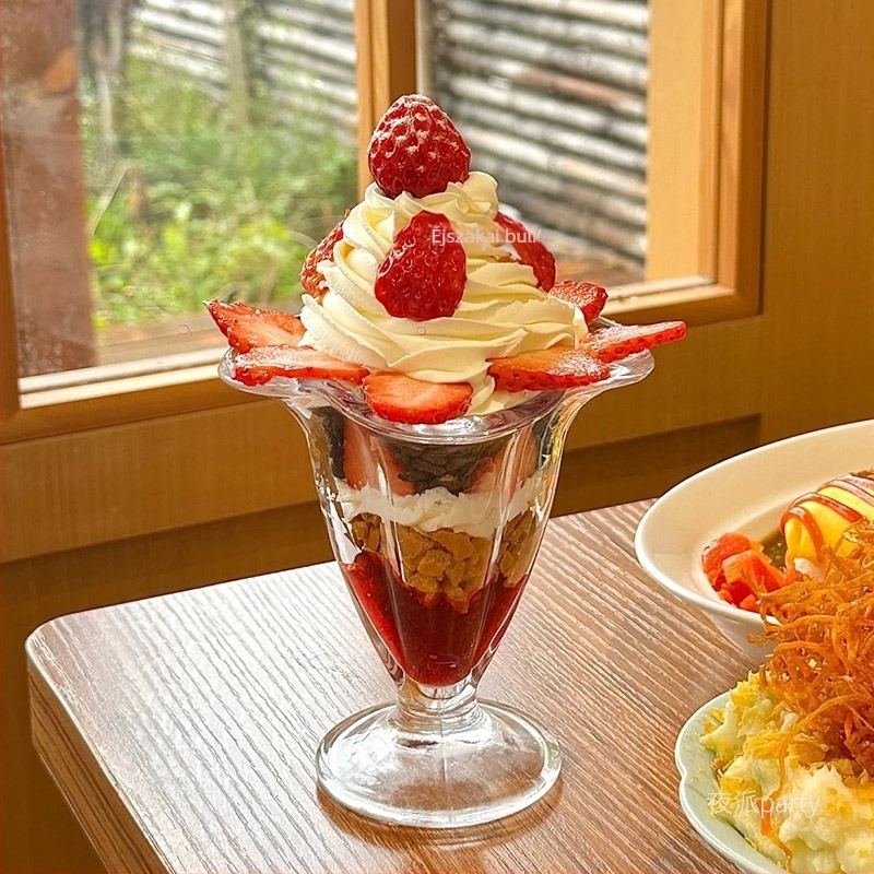 Üvegből készült desszert pohár kanállal — fagylalt, milkshake és puding számára, szabálytalan forma, egyszínű, hőálló