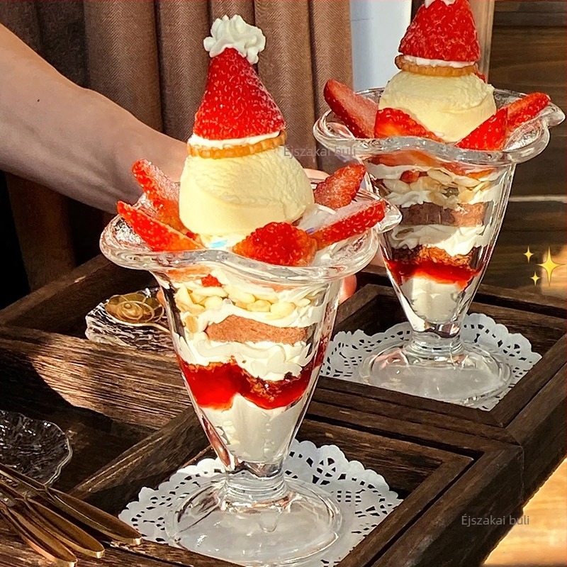 Üvegből készült desszert pohár kanállal — fagylalt, milkshake és puding számára, szabálytalan forma, egyszínű, hőálló