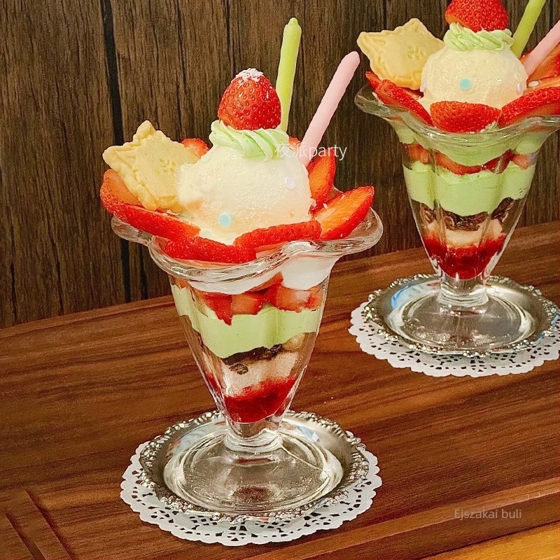 Üvegből készült desszert pohár kanállal — fagylalt, milkshake és puding számára, szabálytalan forma, egyszínű, hőálló