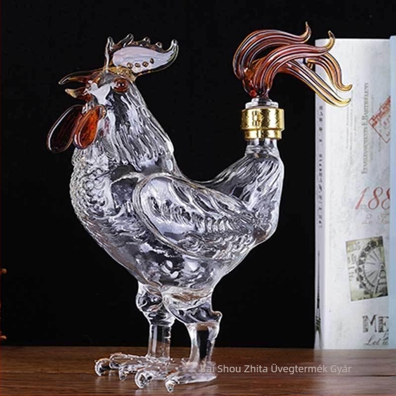 Csirke alakú boroszilikát üvegből készült boros-dekanter, ábrázolva a tizenkét zodiákus állatát; üres üveg